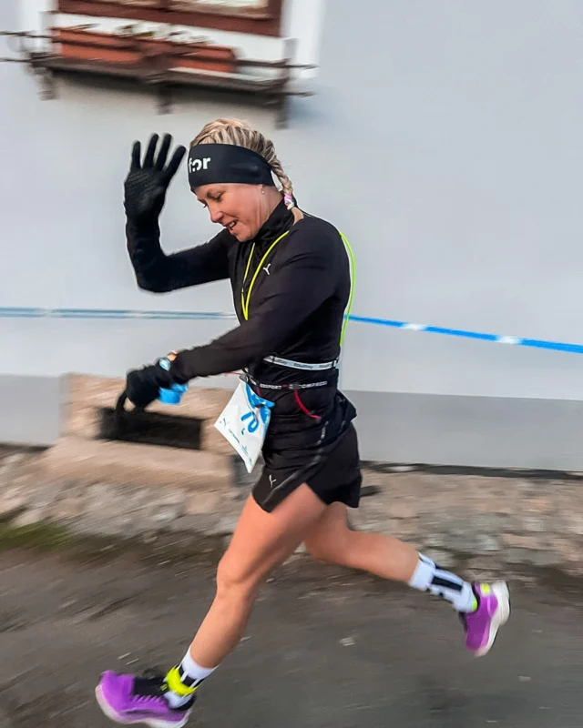 A tuhle fotku z Rožmberka taky miluju. Nazvala jsem si ji pro sebe “TAK ČAU” 🙋🏼‍♀️ @preti.girls.team #spoluprace @pumarunning 👟 #pretigirls #vltavarun #vltavarun2025 #runninglife #runningismytherapy #runnergirl