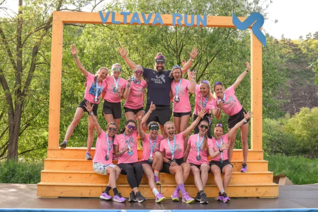 VLTAVA RUN 2025 - We made it 🥉 🤩 Štípněte mě, že je to pravda! Že jsme opravdu s těmahle báječnýma holkama doběhly ze Zadova do Prahy třetí! Jo, třetí! 🥉 S týmem, který do té doby nikdo nikdy neviděl, ale který od začátku věděl, že si jede užít víkend se stejně praštěnýma lidma na báječným závodě, který chtějí aspoň jednou zažít všichni běžci. Tým, který dostal neuvěřitelnou podporu od lidí, kteří od začátku věděli, co se chystá, ale nevěděli, jak to dopadne. 🪄 Jsem nesmírně hrdá na to, co jsem všichni společně dokázali a že jsme mohli nakonec stát vedle těch, které každý rok tak obdivujeme. Ale upřímně. Není to jen o bedně. Je to o všech zážitcích, o vzpomínkách, slzičkách, usměvech a obejmutí, která cestou nechyběla. 💕 ⭐️Holky a Marku, děkuju za celý víkend. Děkuju, že jsme mohli být všichni součástí týmu, který mi v jednu chvíli přišel jak Kokosy na sněhu 🥥. Bylo to něco, co mě bude dlouho hřát. Děkuju, že jsem mohla stát na trati vedle každé z vás a děkuju, že jste to nikdy nevzdali a že jste do toho dávali úplně vše až do protnutí cílové pásky. @chicacheca007 @kamcau.netikova @lena8080 @barca_nazlerova @verumachacek @milisek @boukalka @johana_damek @katulkasasova @renci.no Lenka & Marek 🙏🏻 A nesmím zapomenout: chtěla bych poděkovat i těm, které nakonec musely tým opustit, ale fandily po celou dobu aspoň na dálku. Nebojte, jste i nadále součástí našeho @preti.girls.team @nikol_sikulova @alca_na_cestach A obrovské díky patří našim partnerům, bez kterých bychom neměli takové podmínky, jaké jsme dostali. Díky za obrovskou důvěru, kterou jste v nás vložili, aniž byste věděli, jak to dopadne: @saga.mb.praha @pumarunning @pencocz @seyfor_as @kine_max #pretigirls #vltavarun #vltavarun2025 #runninglife #runningismytherapy #runnergirl